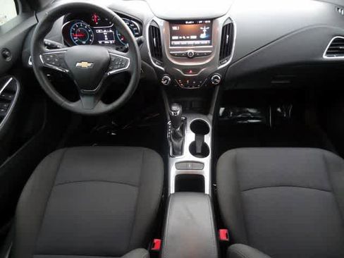 Used 2018 Chevrolet Cruze LT w/ Convenience Package FWD image 13