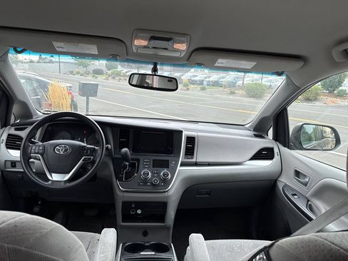 Used 2017 Toyota Sienna LE AWD/4WD image 33