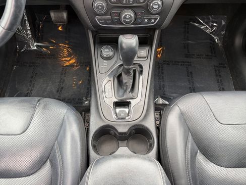 Used 2019 Jeep Cherokee Limited image 11