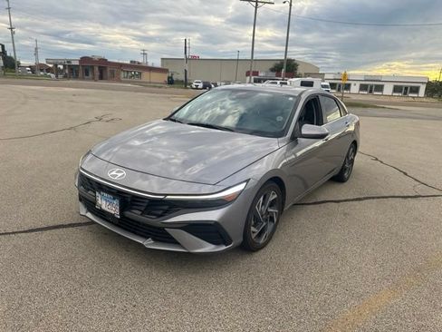 Used 2025 Hyundai Elantra Limited FWD image 2