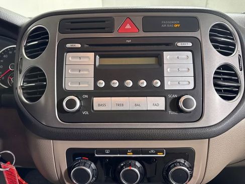 Used 2010 Volkswagen Tiguan SE AWD/4WD image 29