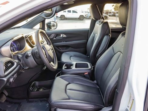 New 2026 Chrysler Pacifica Select w/ S Appearance Package image 18