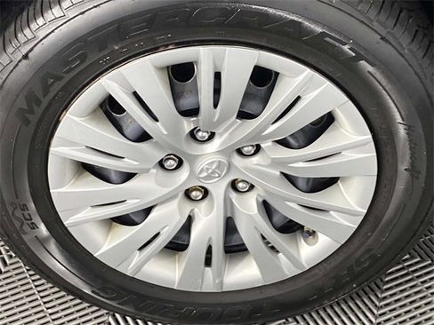 Used 2013 Toyota Camry LE image 29