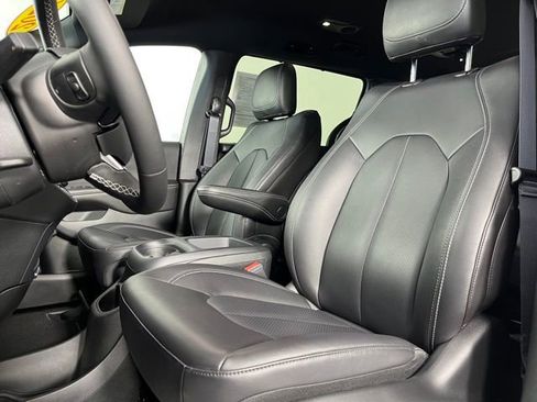 Used 2026 Chrysler Pacifica Select FWD image 17