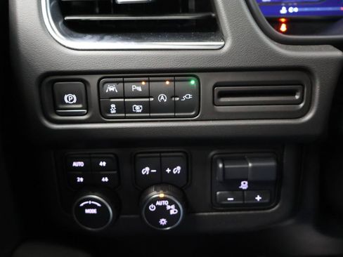 Used 2022 Chevrolet Suburban LT w/ Luxury Package AWD/4WD image 27
