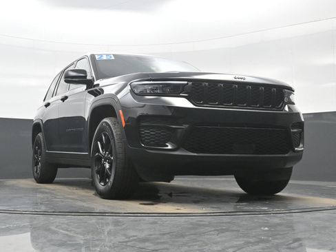 Used 2025 Jeep Grand Cherokee Altitude AWD/4WD image 35