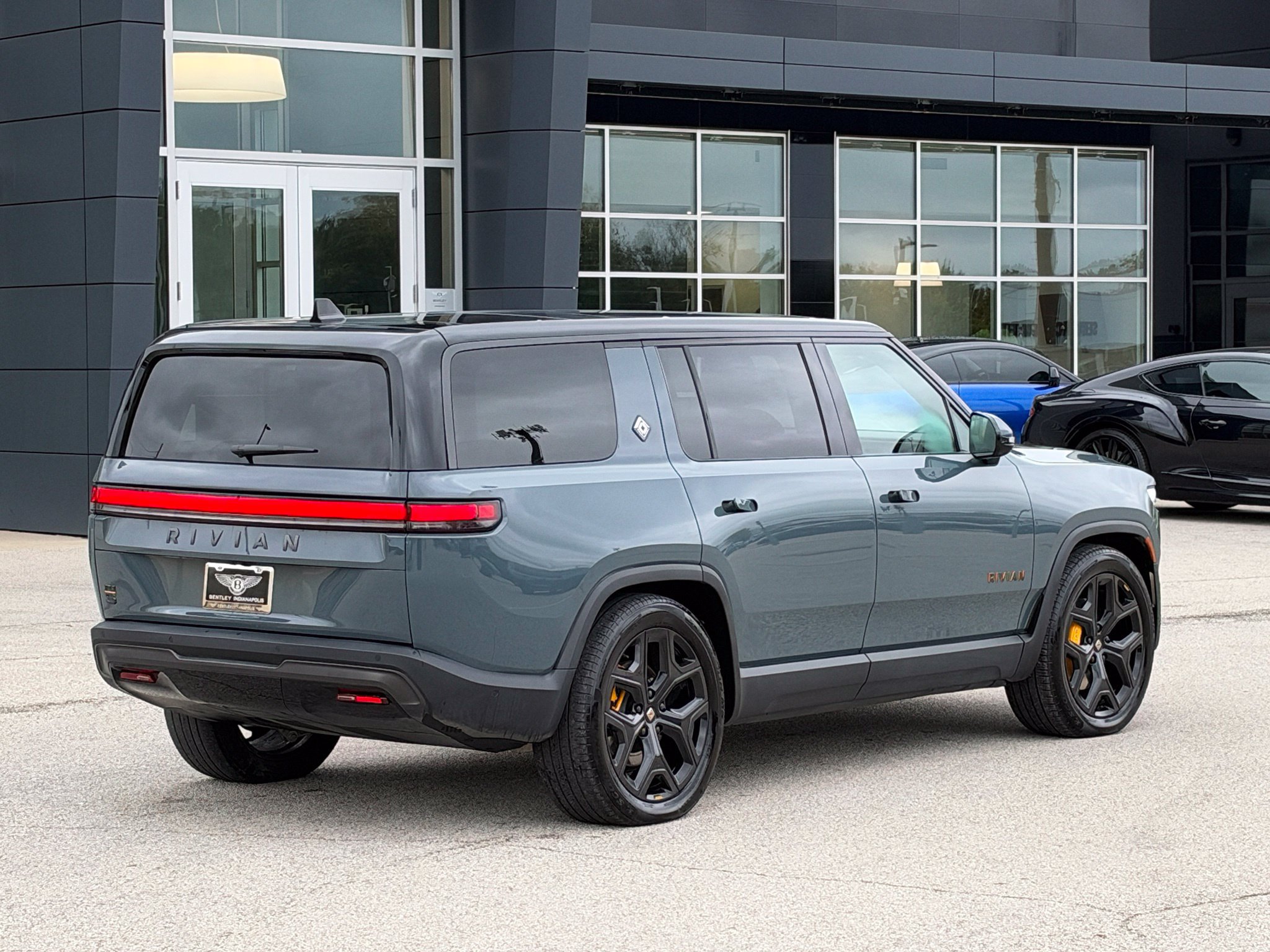 Used 2025 Rivian R1S Premium Dual AWD/4WD image 2