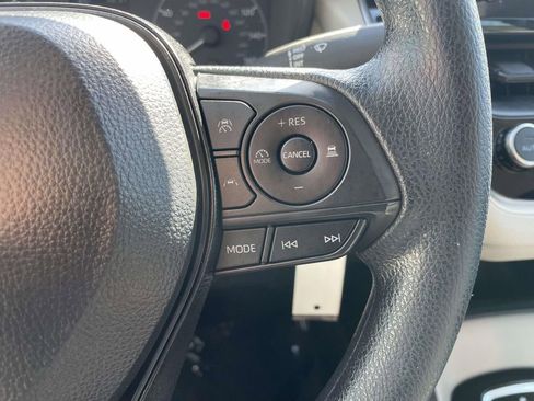 Used 2025 Toyota Corolla LE image 32