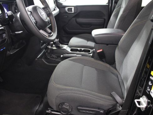 Used 2024 Jeep Wrangler Unlimited image 5