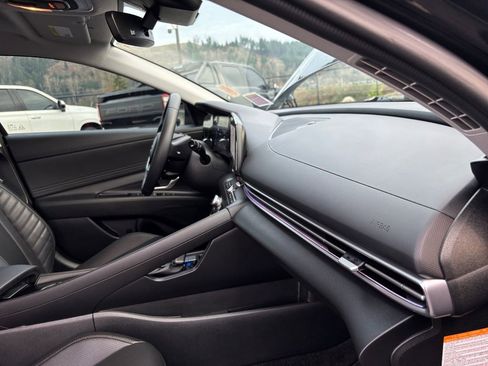 Used 2024 Hyundai Elantra Limited image 27