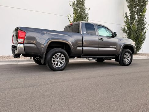 Used 2017 Toyota Tacoma SR5 w/ Tow Package AWD/4WD image 4