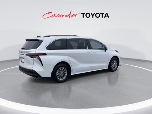 Certified 2026 Toyota Sienna XLE image 8