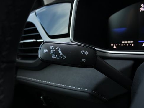 New 2025 Volkswagen Taos SE image 11