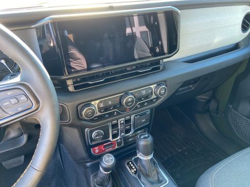 Used 2024 Jeep Wrangler Unlimited image 4