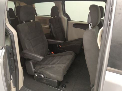 Used 2016 Dodge Grand Caravan SE image 19