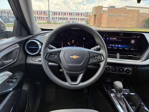 Used 2025 Chevrolet Trax LT FWD image 32