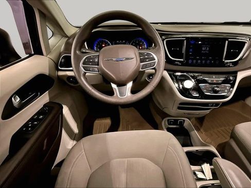 Used 2017 Chrysler Pacifica Touring FWD image 5