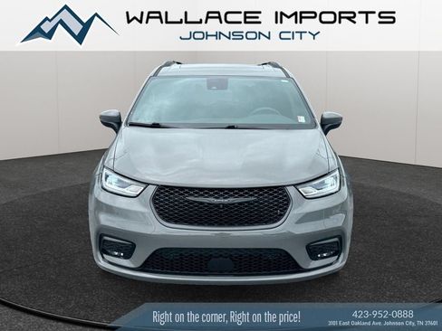 Used 2023 Chrysler Pacifica Touring-L w/ S Appearance Package AWD/4WD image 8