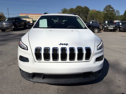Used 2017 Jeep Cherokee Sport FWD image 2