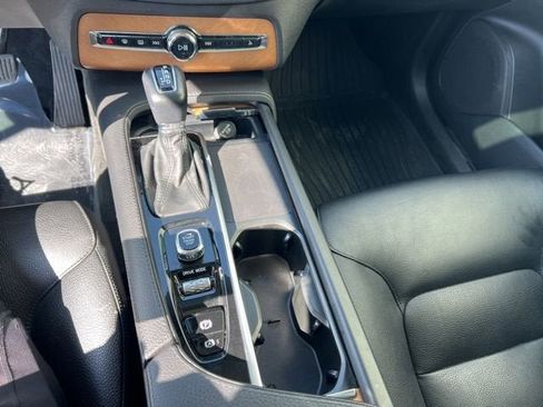 Used 2021 Volvo XC90 T5 Momentum w/ Protection Package Premier image 16