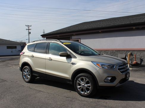 Used 2018 Ford Escape SE image 2