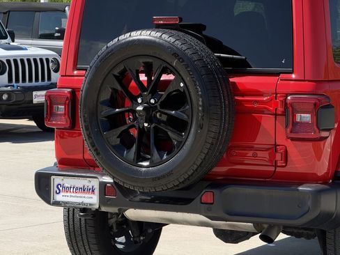 Used 2025 Jeep Wrangler Unlimited Sahara w/ Safety Group AWD/4WD image 6