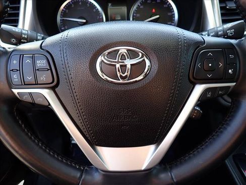 Used 2018 Toyota Highlander XLE AWD/4WD image 19