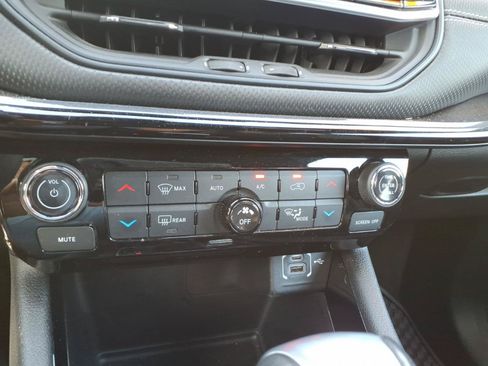 Used 2023 Jeep Compass Latitude w/ Sun and Sound Group AWD/4WD image 12