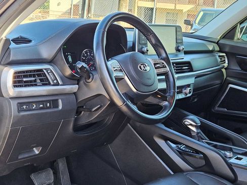 Used 2021 Kia Telluride LX image 2