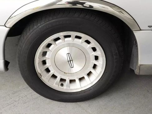 Used 1998 Lincoln Town Car Executive image 25