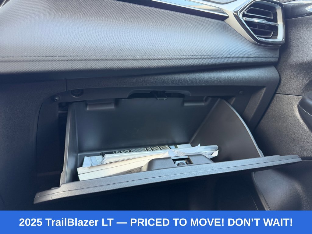 Used 2025 Chevrolet TrailBlazer LT AWD/4WD image 20