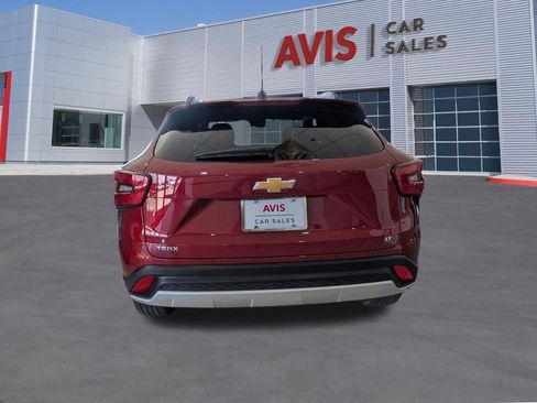 Used 2025 Chevrolet Trax LT w/ LT Convenience Package FWD image 7