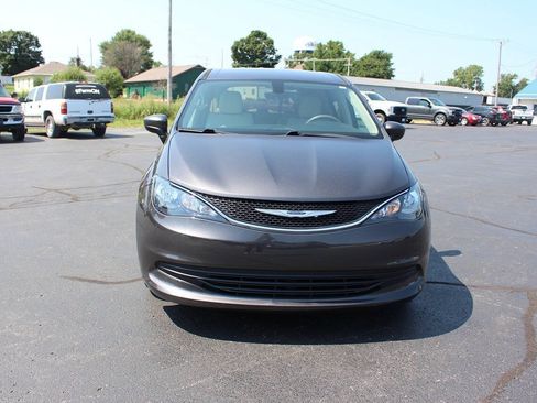 Used 2017 Chrysler Pacifica Touring FWD image 6