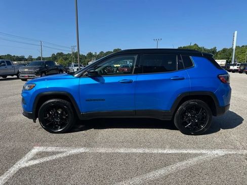 Used 2023 Jeep Compass Latitude AWD/4WD image 2
