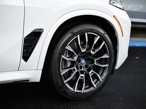 Used 2025 BMW X5 xDrive50e w/ Executive Package image 5