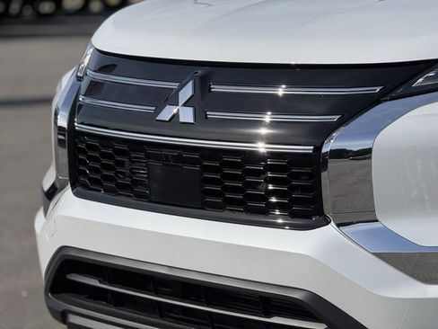 New 2026 Mitsubishi Outlander ES image 3