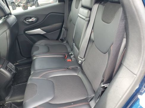 Used 2018 Jeep Cherokee Trailhawk w/ Comfort/Convenience Group AWD/4WD image 32