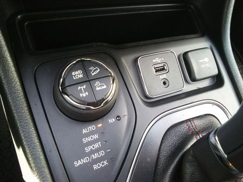 Used 2020 Jeep Cherokee Trailhawk image 19