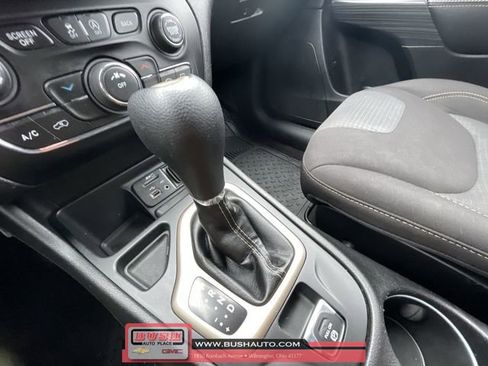 Used 2017 Jeep Cherokee Latitude w/ Comfort & Sound Group image 16