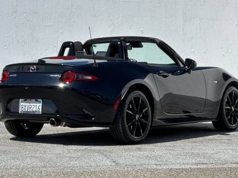 Used 2021 MAZDA MX-5 Miata Club w/ Appearance Package RWD image 3