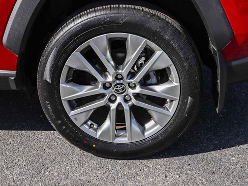 Used 2022 Toyota RAV4 XLE Premium image 11