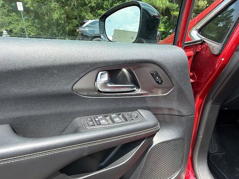 Used 2025 Chrysler Pacifica Select FWD image 15