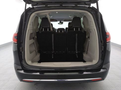 Used 2023 Chrysler Pacifica Touring-L image 29
