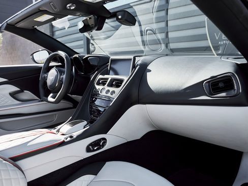 Used 2023 Aston Martin DBS Volante image 45