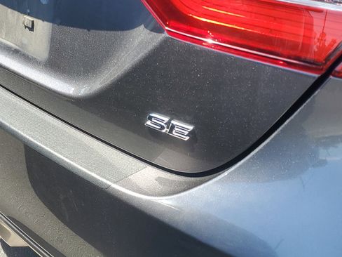 Used 2019 Toyota Camry SE w/ Convenience Package FWD image 9