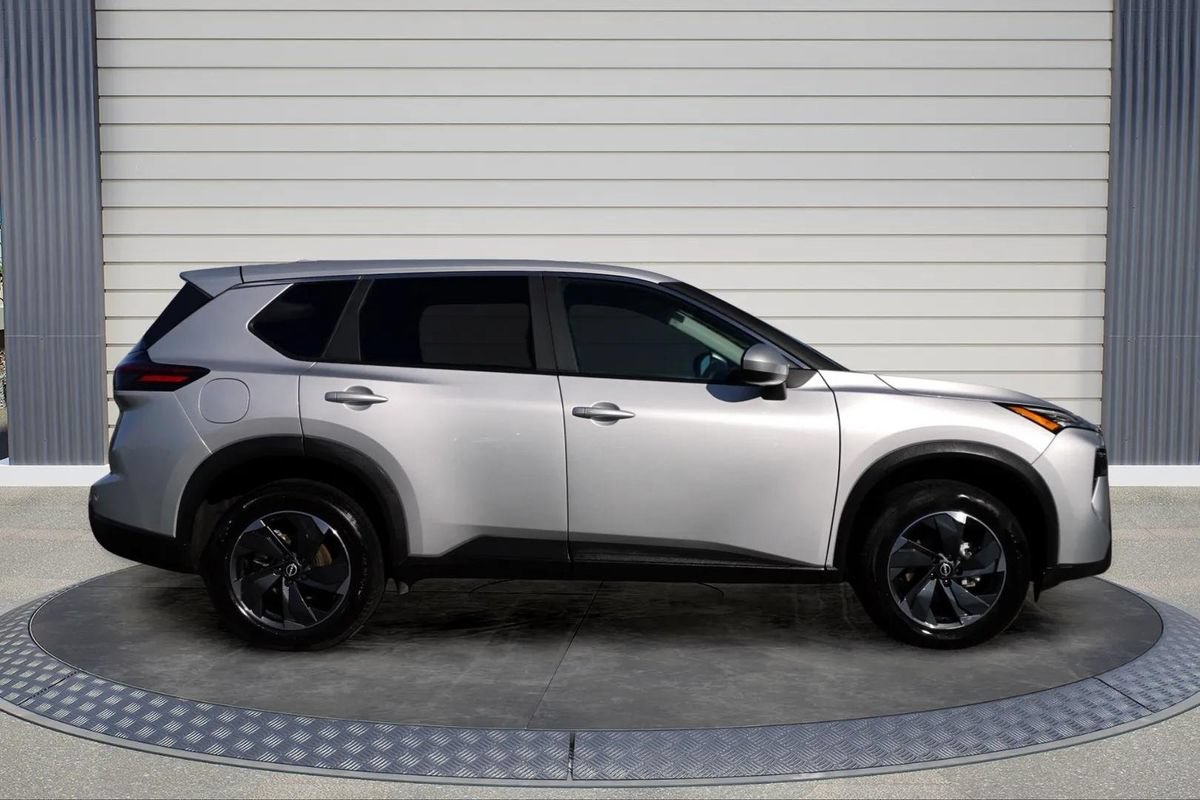 Used 2025 Nissan Rogue SV AWD/4WD image 7