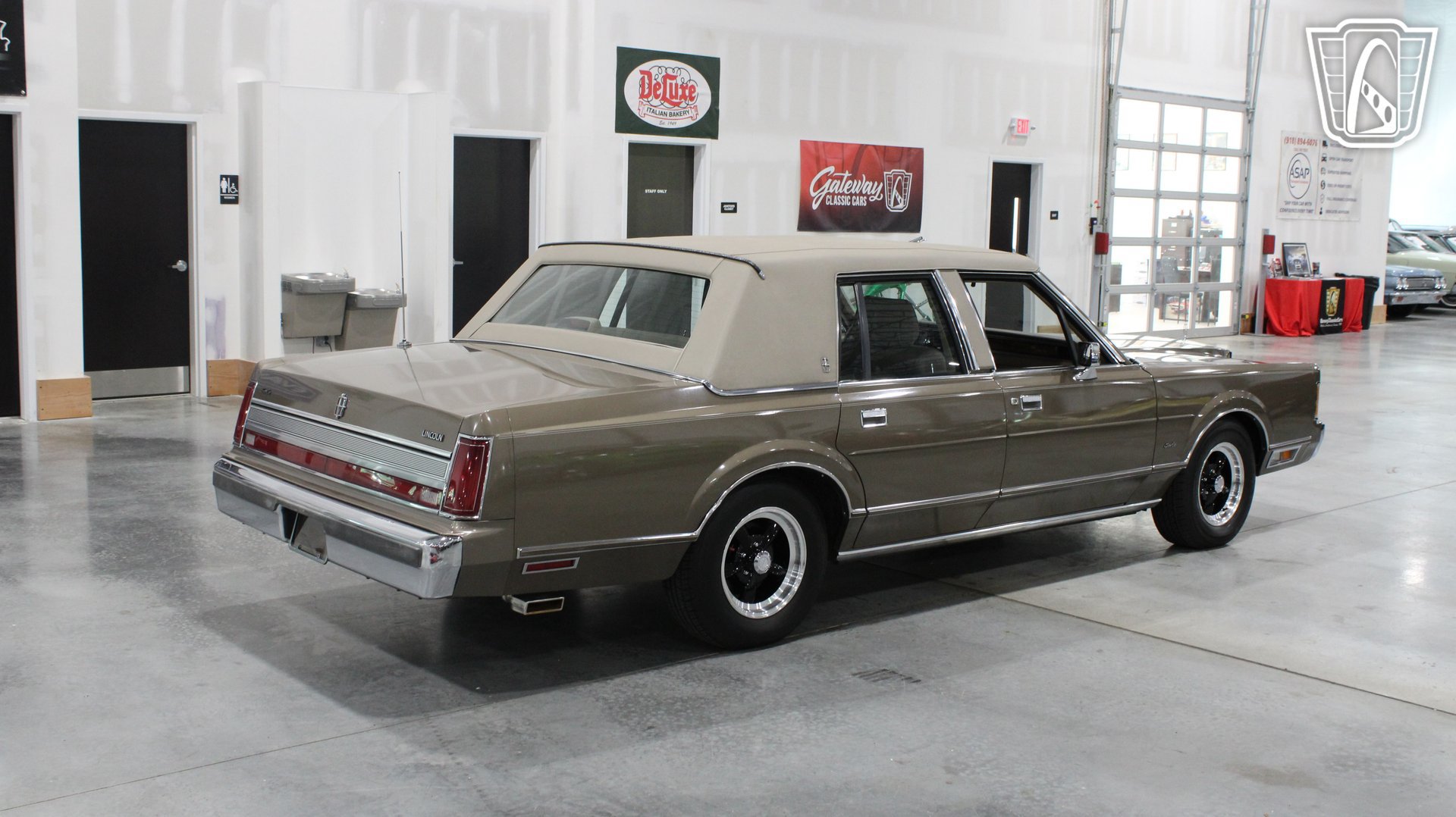 Used 1989 Lincoln Town Car RWD image 16