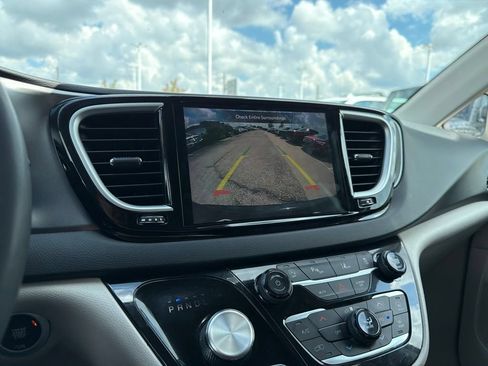 Used 2024 Chrysler Pacifica Touring-L FWD image 32