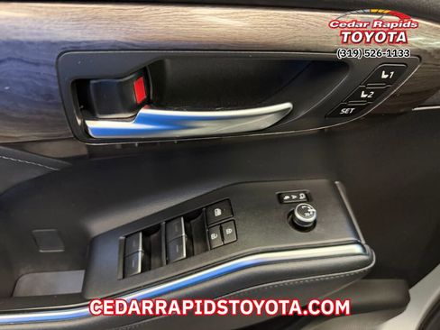 Used 2023 Toyota Highlander Limited image 12