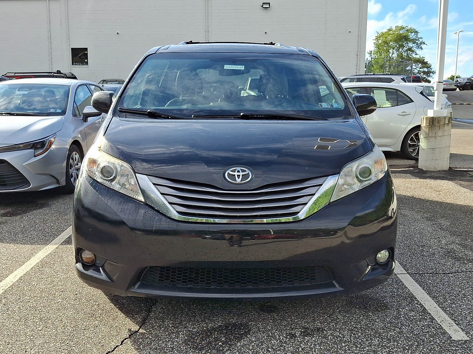 Used 2016 Toyota Sienna XLE w/ XLE Navigation Package FWD image 2